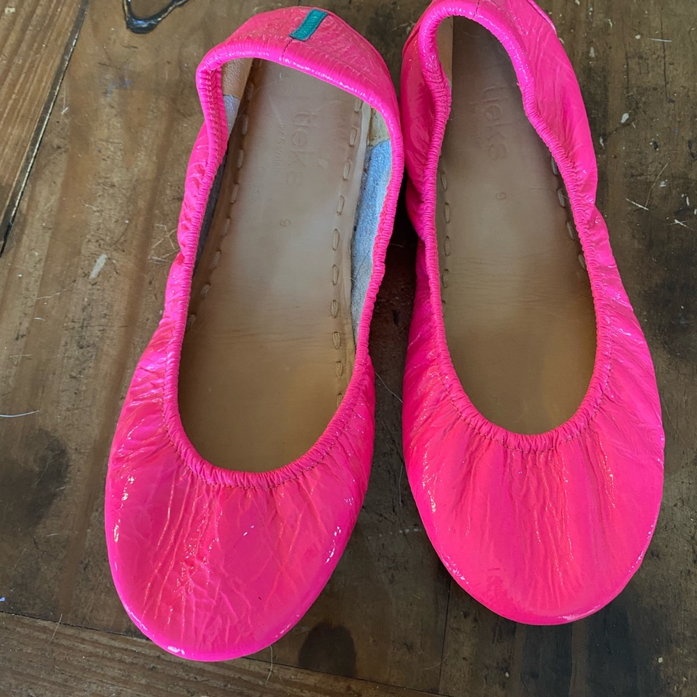 Patent Neon Pink Tieks Ballet Flats like new - size 9